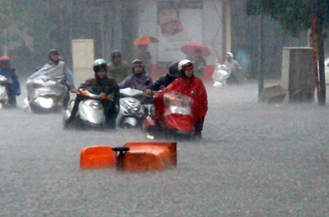 Giúp chị em xử lý khi xe máy bất ngờ bị ngập nước 1